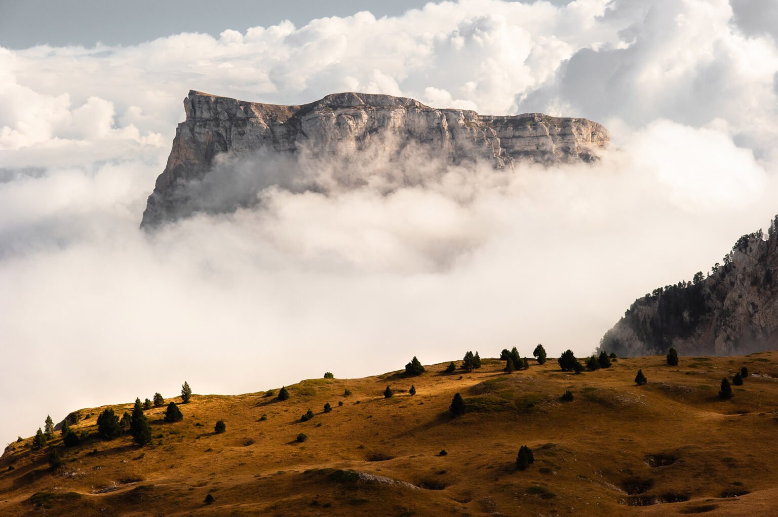 Photographe professionnel montagne nature, falaises brumeuses, mont Aiguille