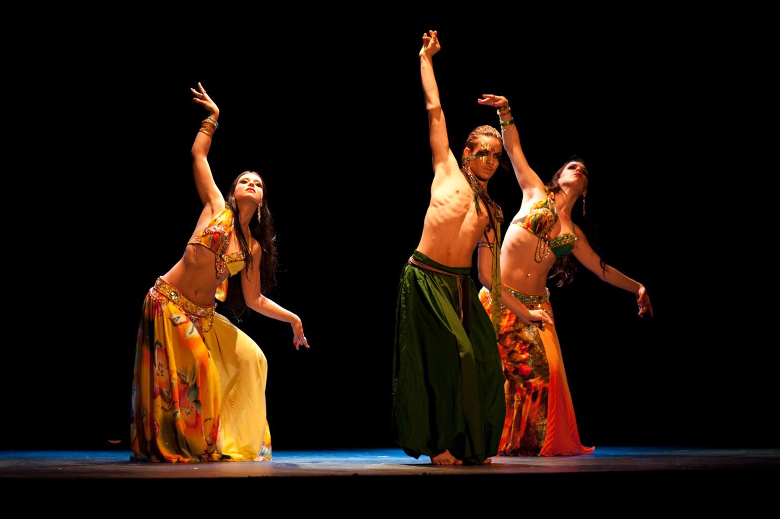 Bellydance company : Louna, Sarah, Ilan Rivière