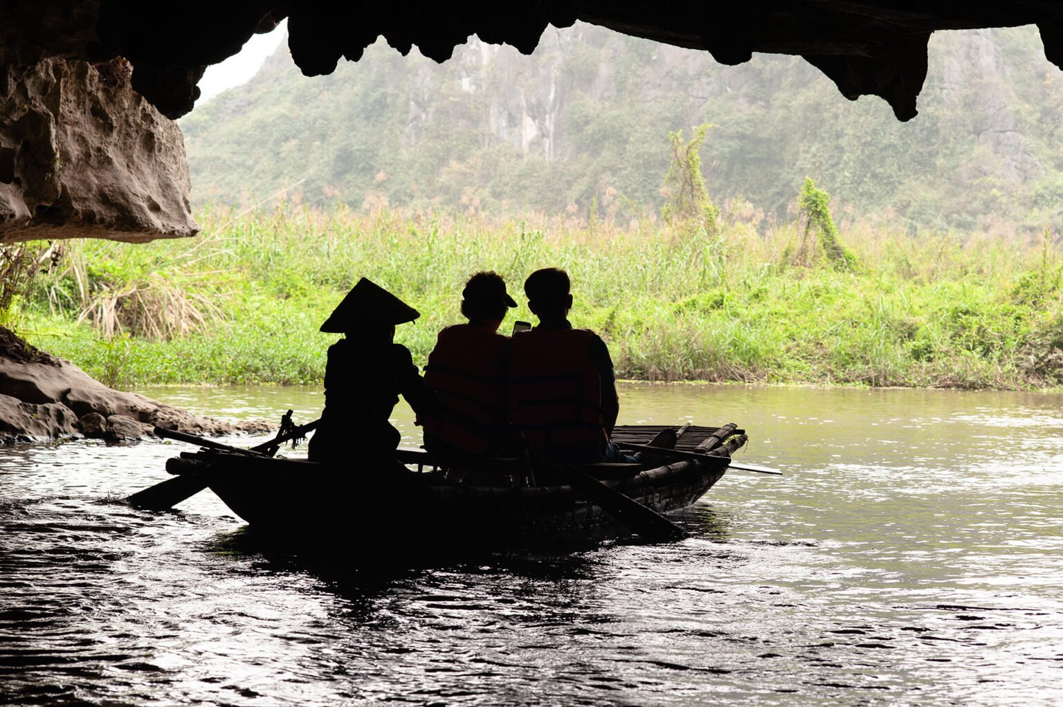 Voyage Vietnam - Ninh Binh, la baie d'Ha Long des terres - Bateliers de la réserve naturelle de Van Long