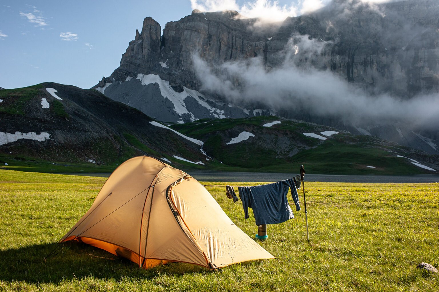 Photographie professionnelle randonnée montagne, bivouac au lac d'Anterne, Savoie