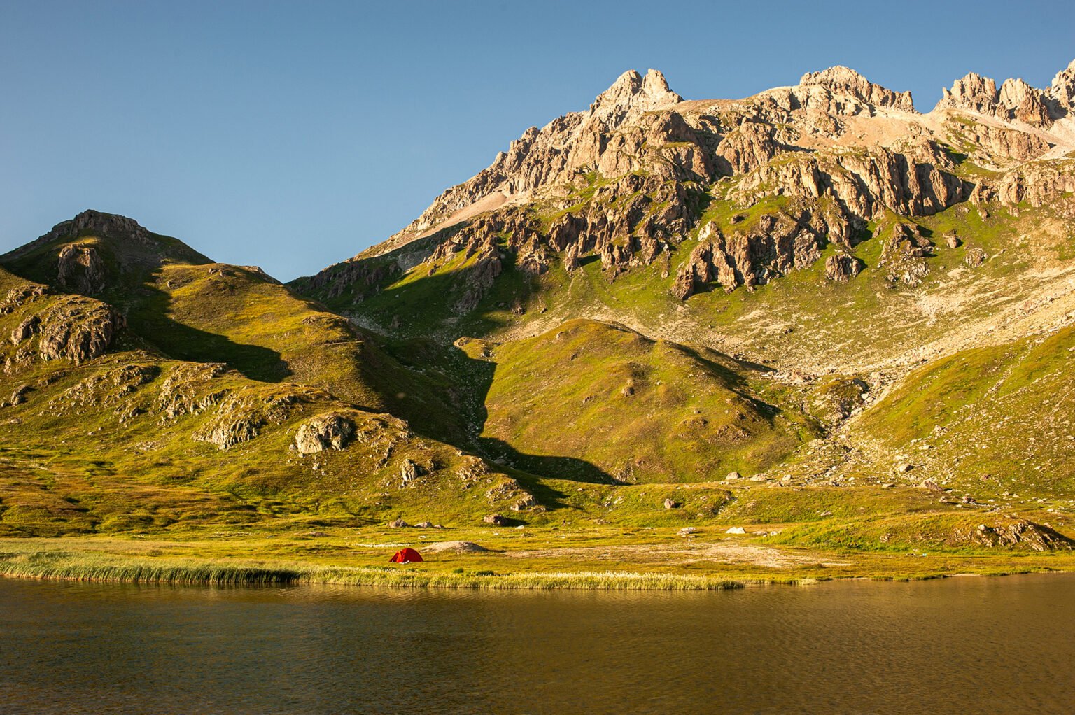 Photographie professionnelle randonnée montagne, bivouac au lac des Cerces