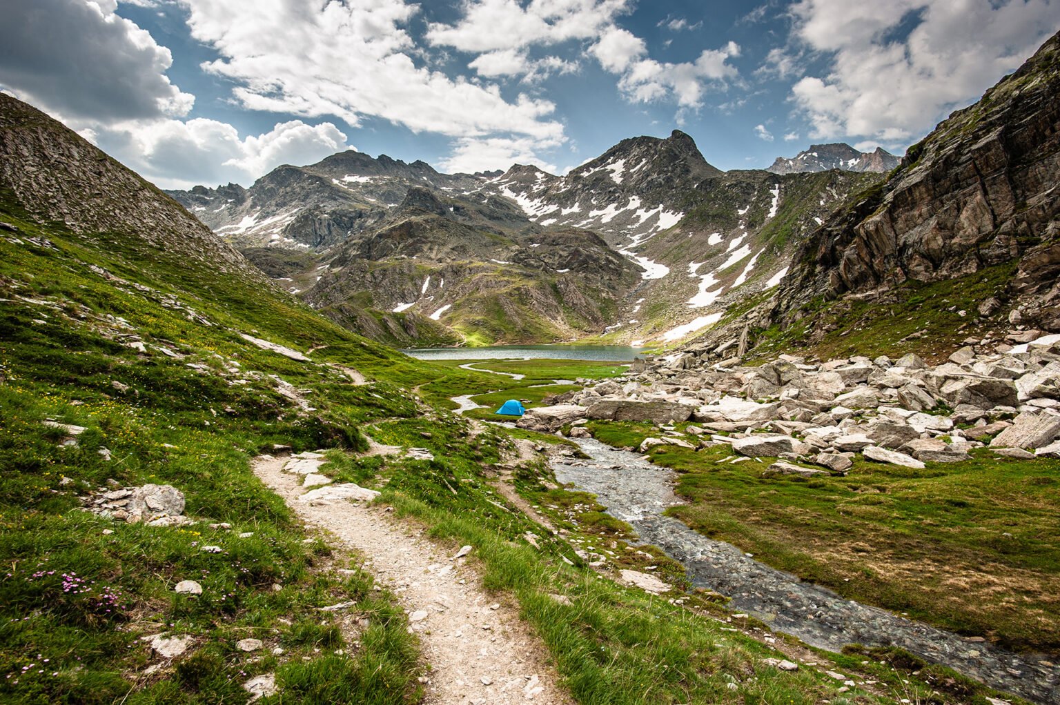 Photographie professionnelle randonnée montagne, bivouac dans la haute Ubaye