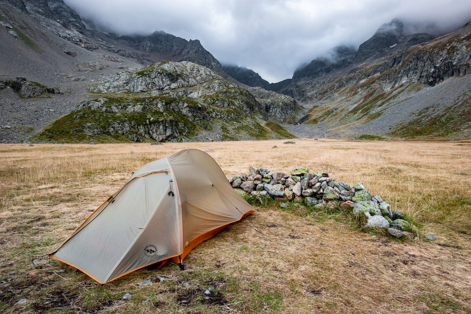 Photographie professionnelle randonnée montagne, bivouac dans le Parc des Écrins