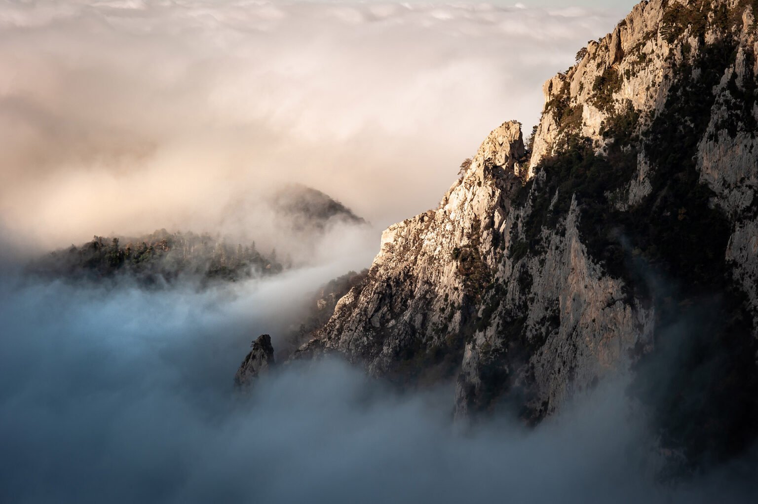 Photographe professionnel montagne nature, falaises brumeuses, Vercors Diois