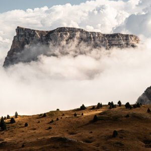 Photographe professionnel montagne nature, falaises brumeuses, mont Aiguille