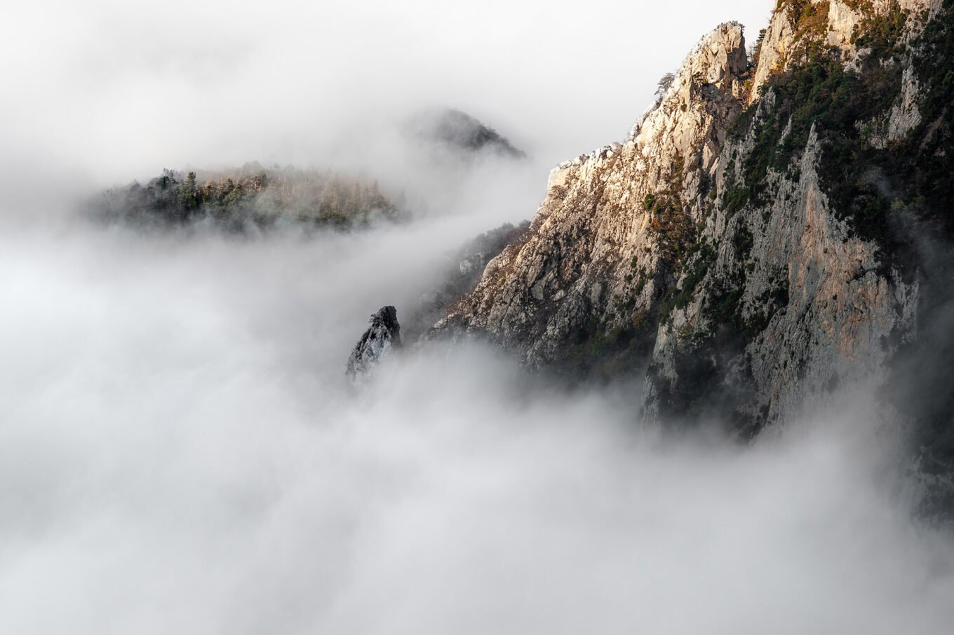 Photographe professionnel montagne nature, falaises brumeuses, Vercors Diois