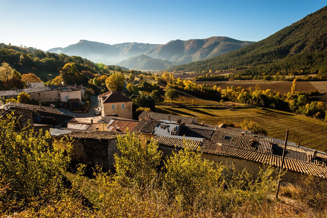 Randonnée automne diois drome - Panorama matinal d automne sur Ponet-et-Saint-Auban, village du diois