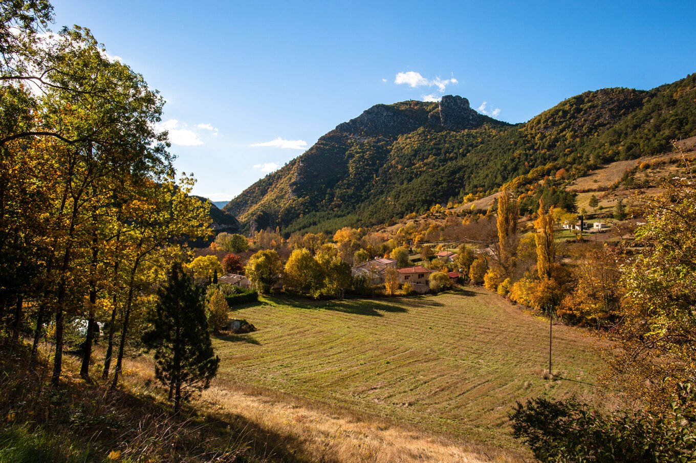 Randonnée automne diois drome - Romeyer, commune du diois située au pied du Vercors