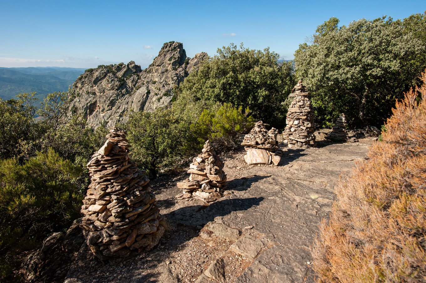 Randonnée bivouac aux Gorges d'Heric et au Caroux - Cairns sur le chemin de randonnée du Caroux