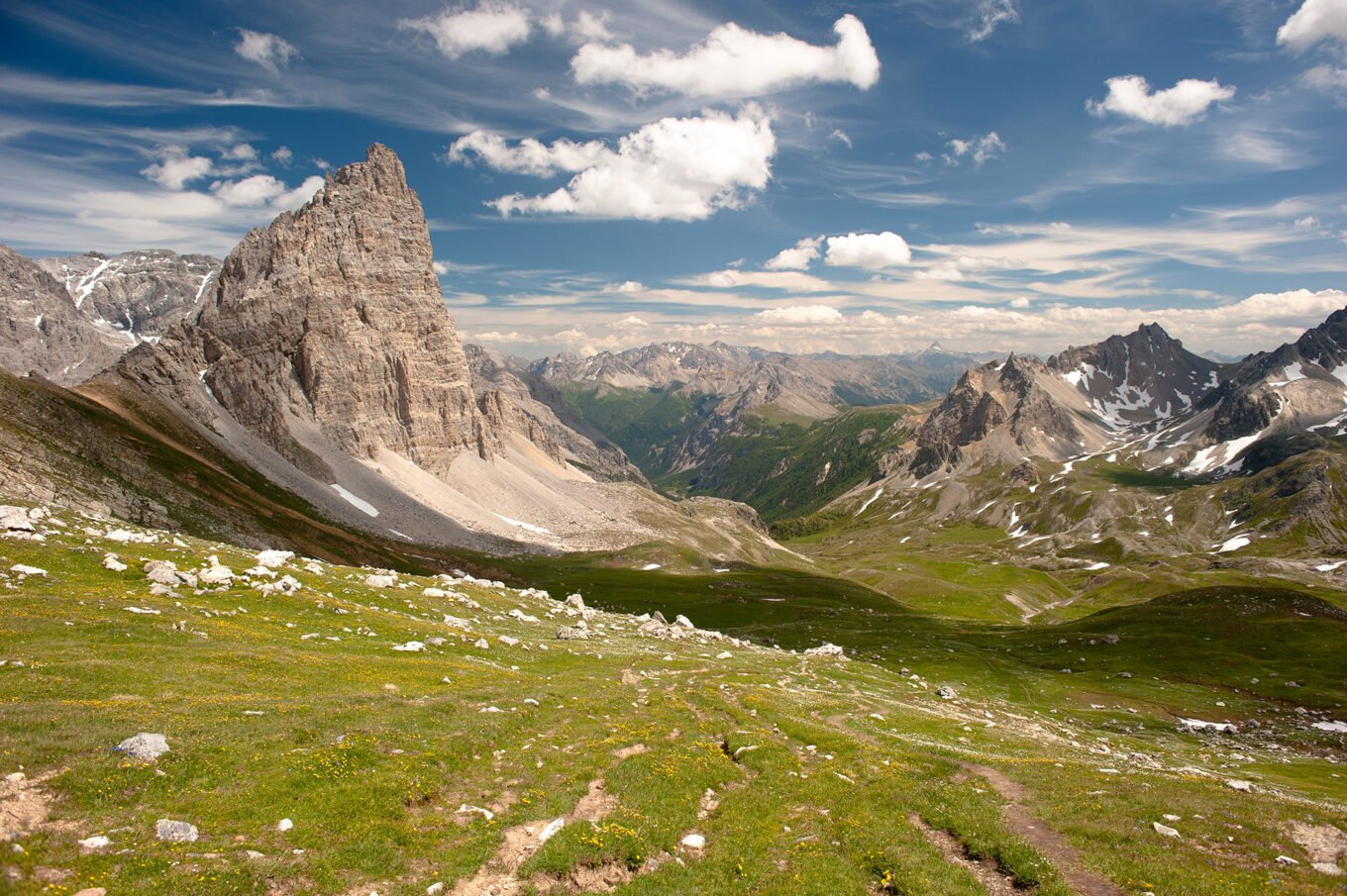 Randonnée Bivouac Clarée Thabor Tour des Cerces - Panorama sur la vallée étroite depuis le contrebas du col des Méandes