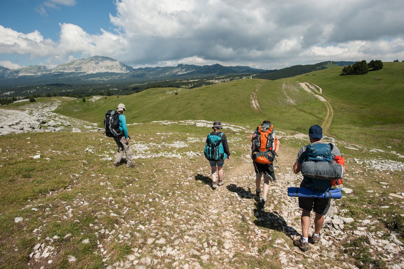 Randonnée Bivouac au Grand Veymont sur les hauts plateaux du Vercors - Sur les hauteurs de la Montagne de Beure en direction du Grand Veymont (au fond)