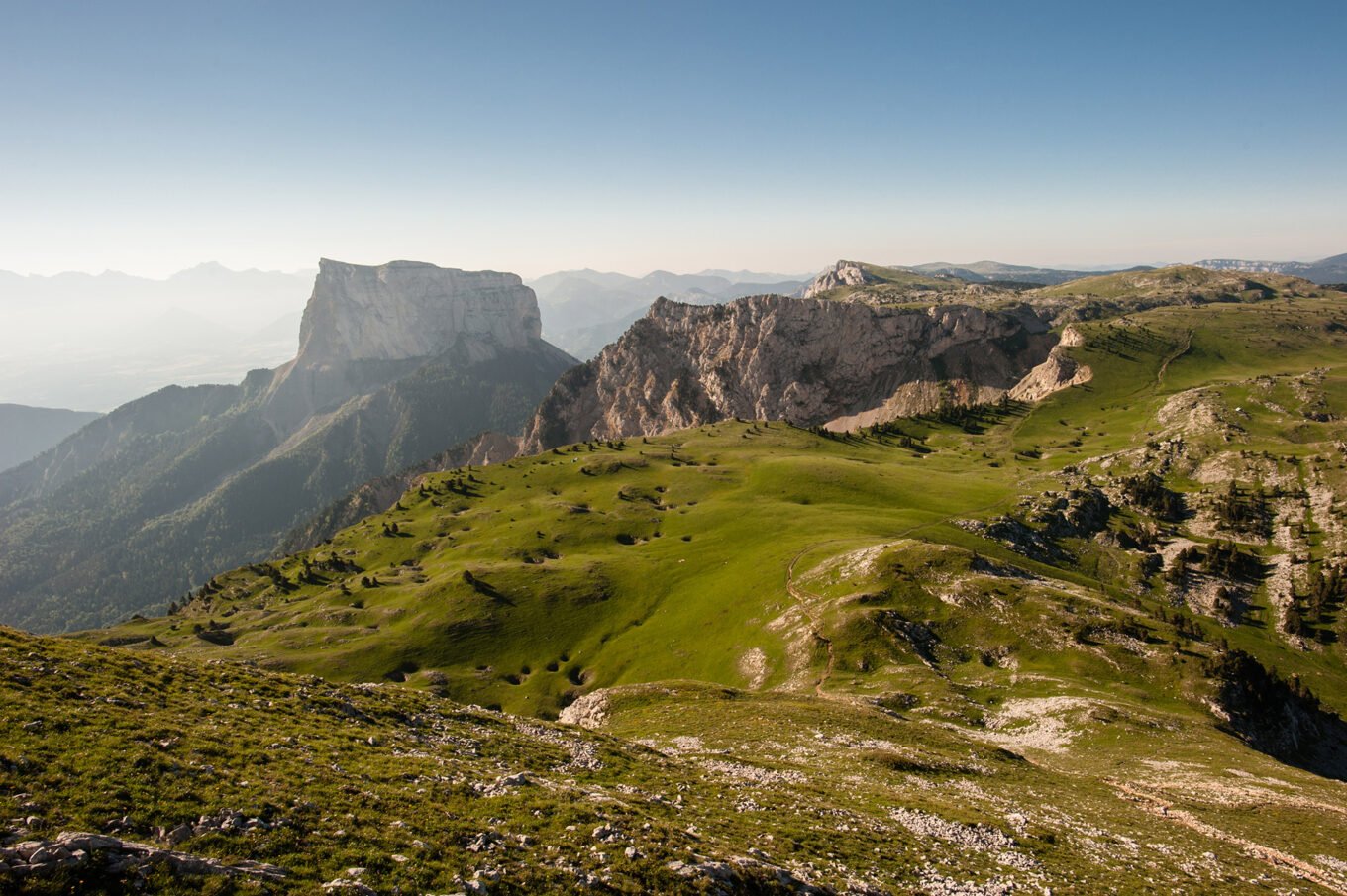 Randonnée Bivouac au Grand Veymont sur les hauts plateaux du Vercors - Le Mont Aiguille et le Sommet de Peyre Rouge au premier plan