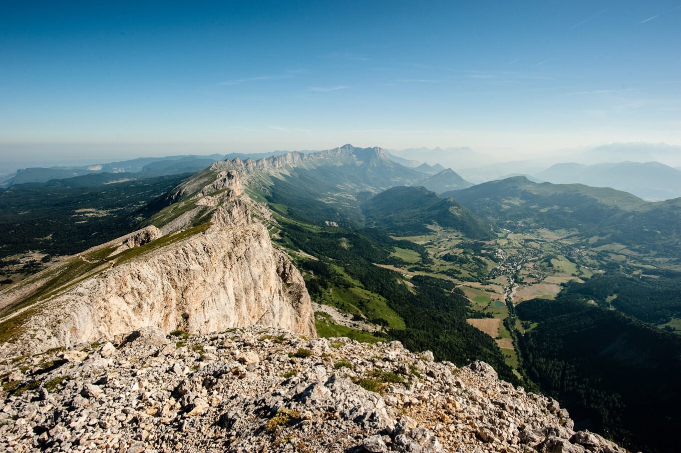 Randonnée Bivouac au Grand Veymont sur les hauts plateaux du Vercors - Panorama sur la longue falaise orientale du Vercors, surplombant Gresse-en-Vercors et l’ouest du Trièves