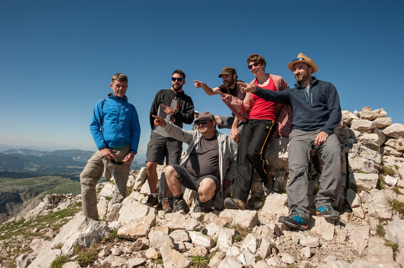 Randonnée Bivouac au Grand Veymont sur les hauts plateaux du Vercors - L’équipe de randonneurs au sommet du Grand Veymont, point culminant du Vercors