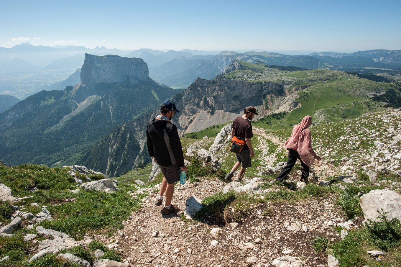 Randonnée Bivouac au Grand Veymont sur les hauts plateaux du Vercors - Descente du Grand Veymont avec vue sur le Mont Aiguille