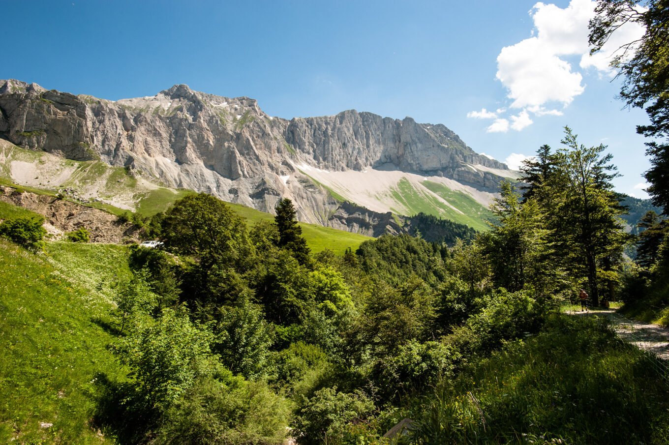 Randonnée bivouac au lac du Lauzon dans le Dévoluy - Les contreforts du Devoluy au-dessus du Vallon de la Jarjatte