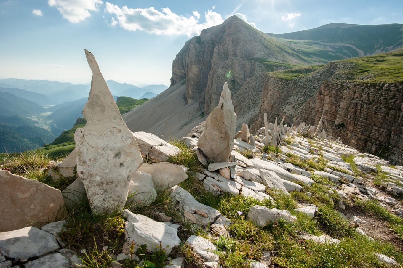 Randonnée bivouac au lac du Lauzon dans le Dévoluy - Alignement de pierres entre le Col de Charnier et la Tête des Vautes