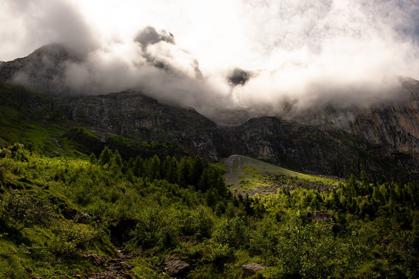 Randonnée GTA / GR5 Grande Traversée des Alpes - Sommets des Fiz émergeant des brumes dans la réserve de Six-Passy