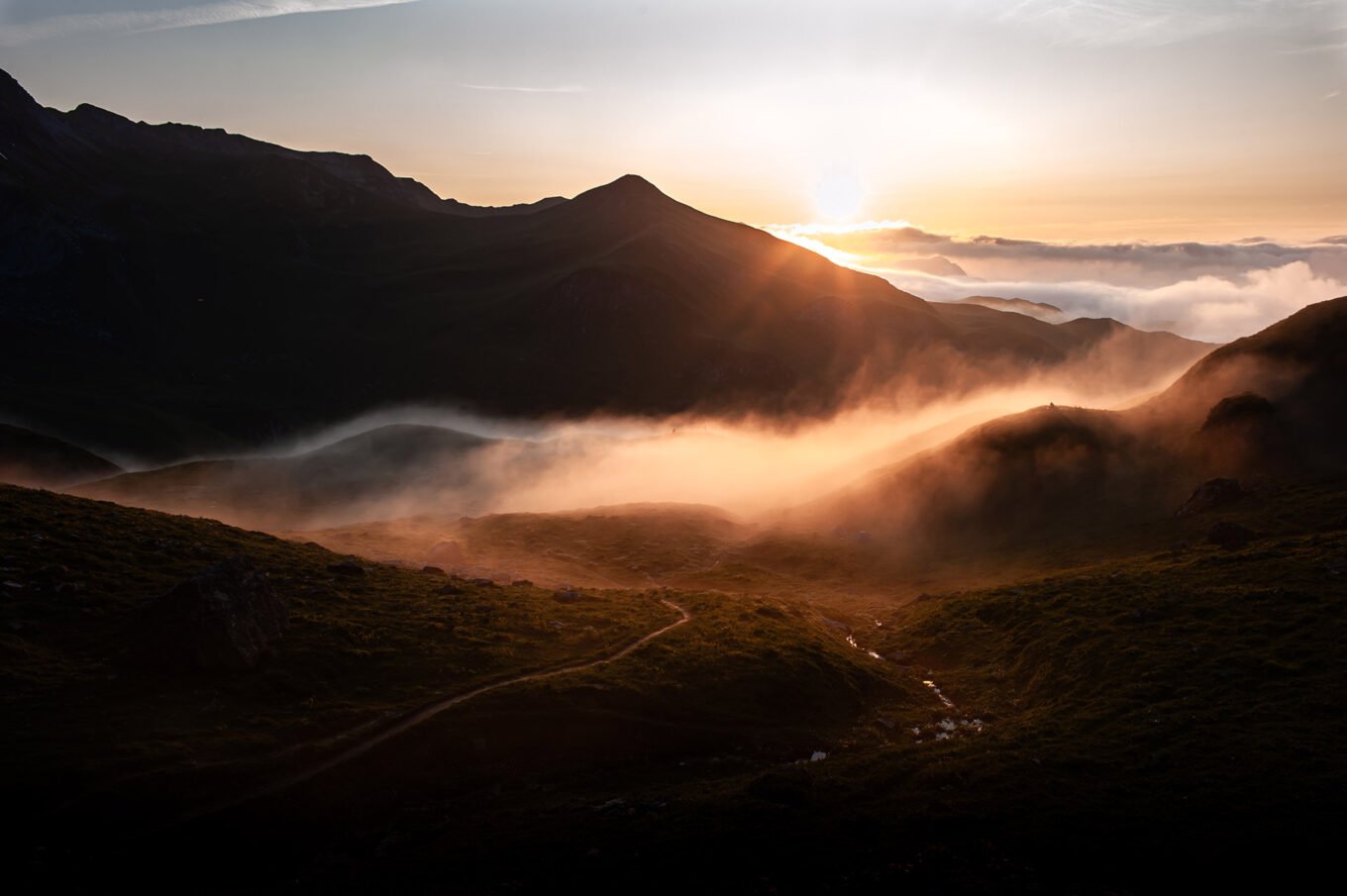 Randonnée GTA / GR5 Grande Traversée des Alpes - Coucher de soleil au-dessus du Lac d'Amour, Beaufortain