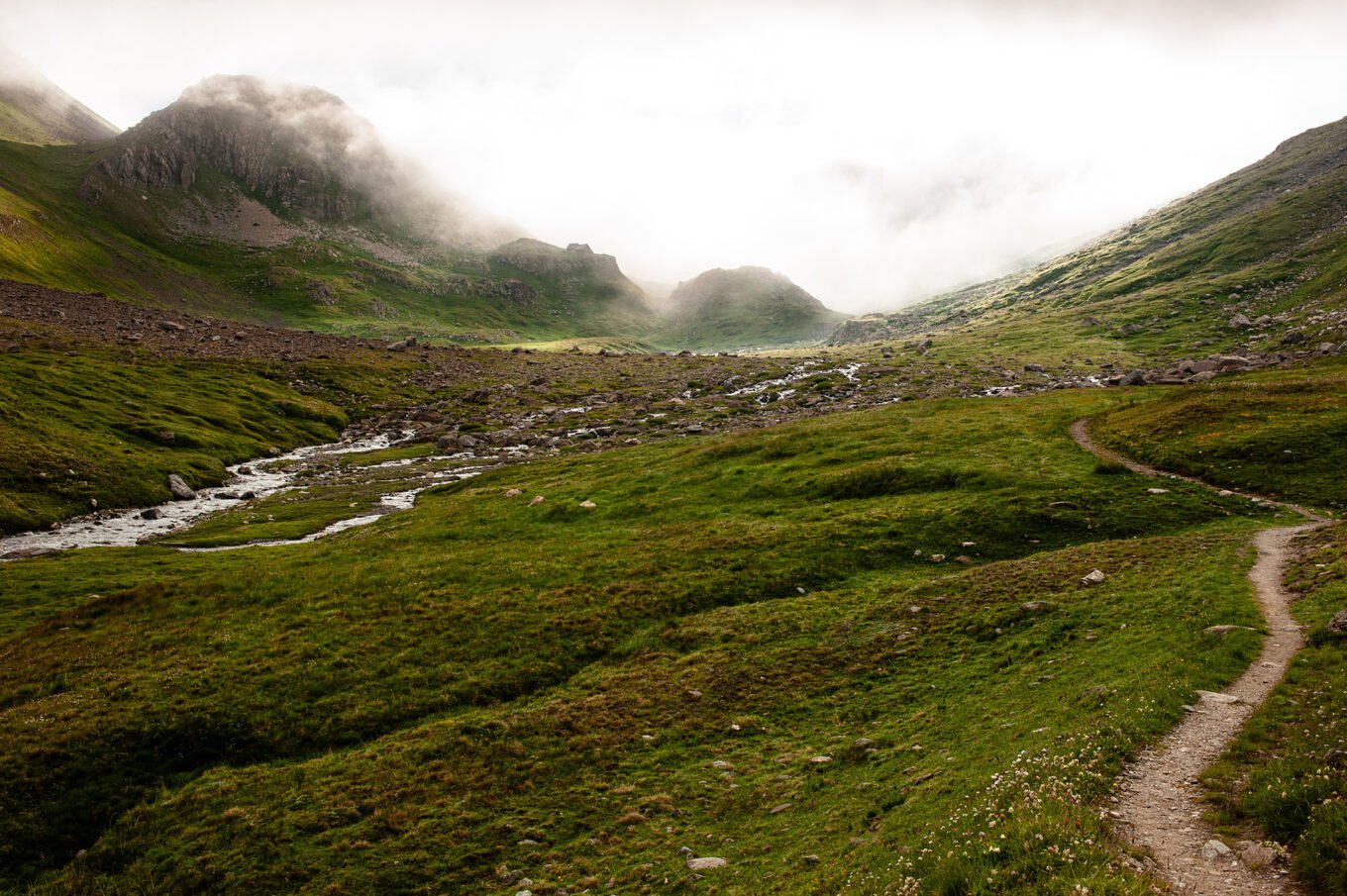 Randonnée GTA / GR5 Grande Traversée des Alpes - Départ du refuge de la Leisse dans le brouillard, Vanoise