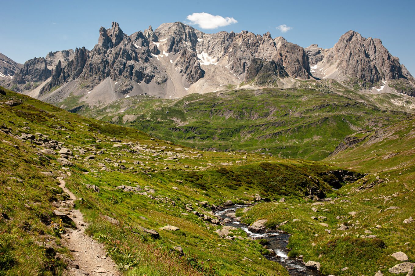 Randonnée GTA / GR5 Grande Traversée des Alpes - Arrivée dans la haute vallée de la Clarée et vue sur les Cerces