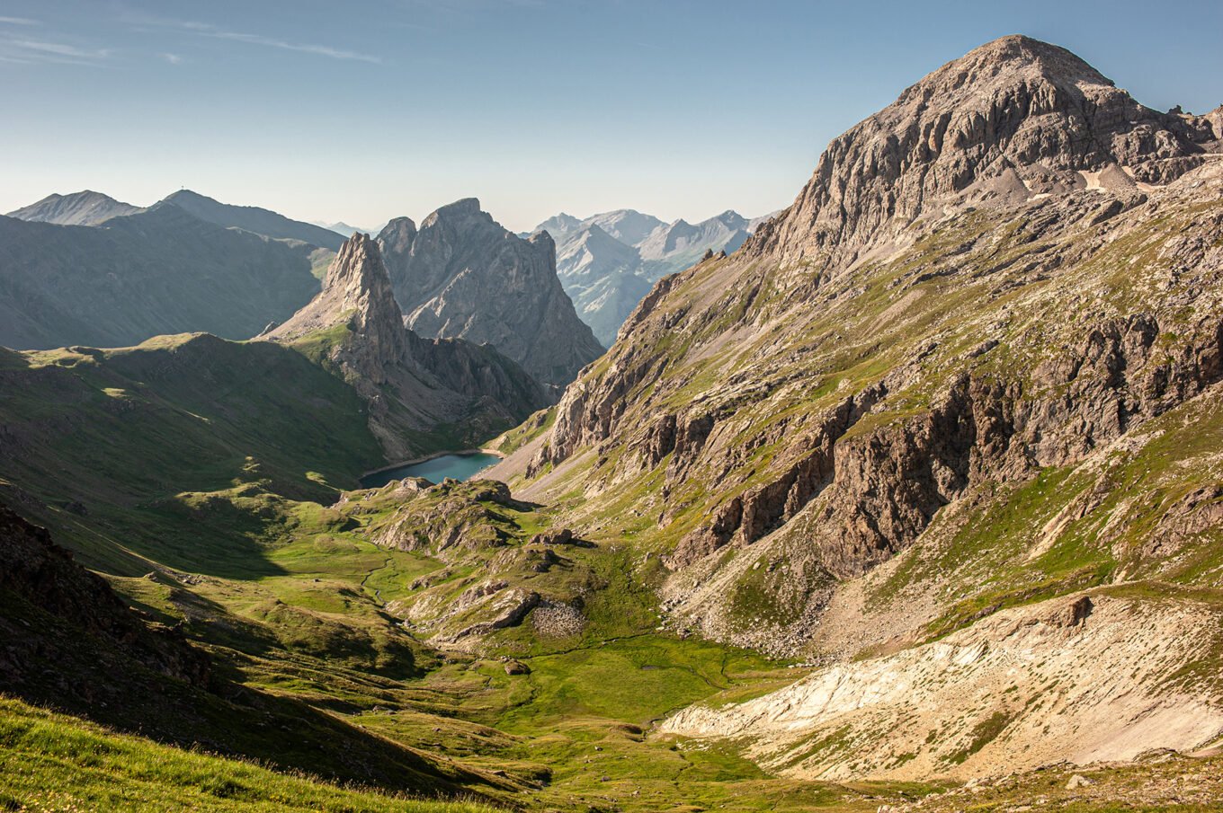 Randonnée GTA / GR5 Grande Traversée des Alpes - Vue sur le Grand Lac depuis le Col de la Ponsonnière en descendant vers le Monêtier-les-Bains