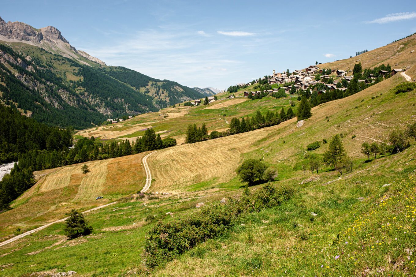 Randonnée GTA / GR5 Grande Traversée des Alpes - Passage par le charmant village de Saint-Véran dans le Queyras