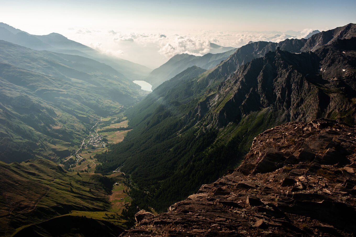 Randonnée GTA / GR5 Grande Traversée des Alpes - Vue sur Chianale en Italie depuis la Rocca Bianca, à la frontière entre Queyras et Ubaye