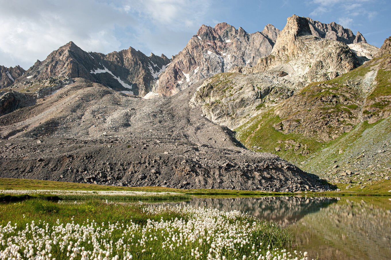 Randonnée GTA / GR5 Grande Traversée des Alpes - Passage au pied de l'Aiguille de Chambeyron et des lacs de Marinet, haute Ubaye