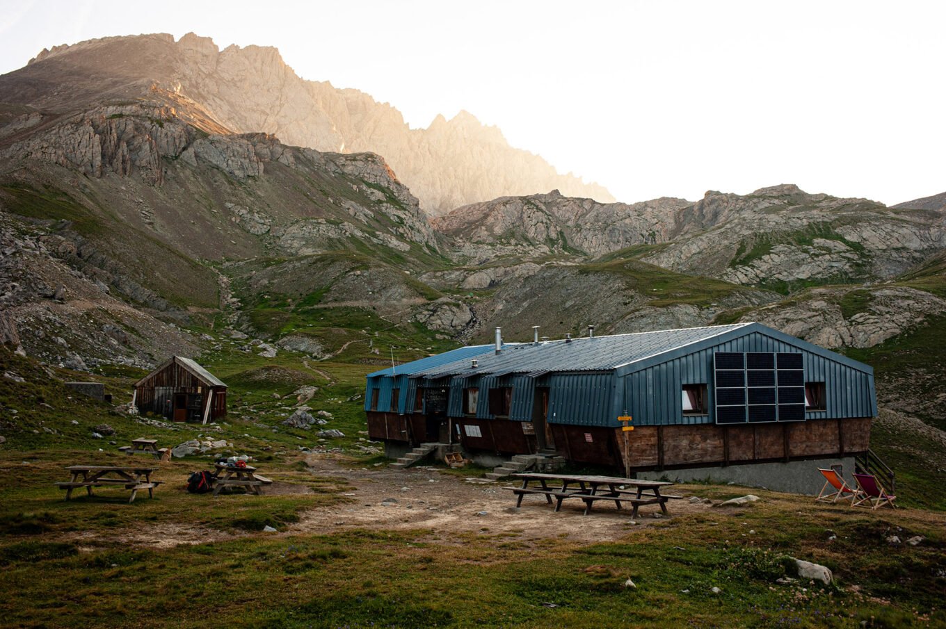 Randonnée GTA / GR5 Grande Traversée des Alpes - Le refuge du Chambeyron au petit matin, haute Ubaye