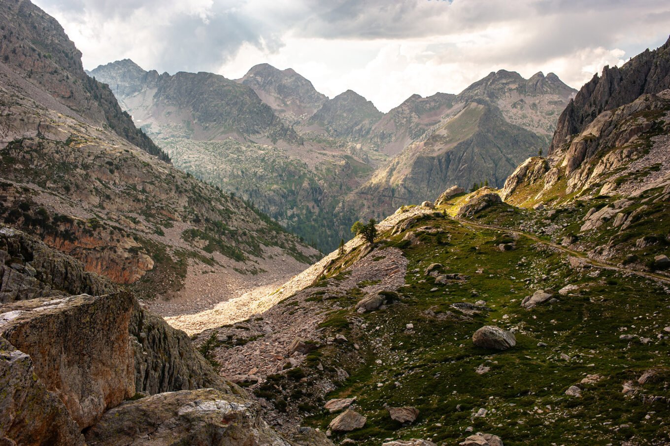 Randonnée GTA / GR5 Grande Traversée des Alpes - Montée au Colletto del Valasco , Parc Naturel des Alpes Maritimes en Italie