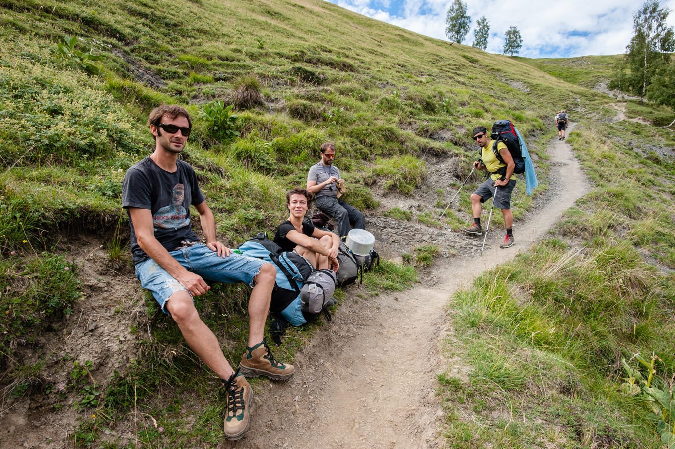 Randonnée itinérante sur le plateau d'Emparis et le parc des Écrins - Notre groupe de randonnée sur la montée du plateau d’Emparis