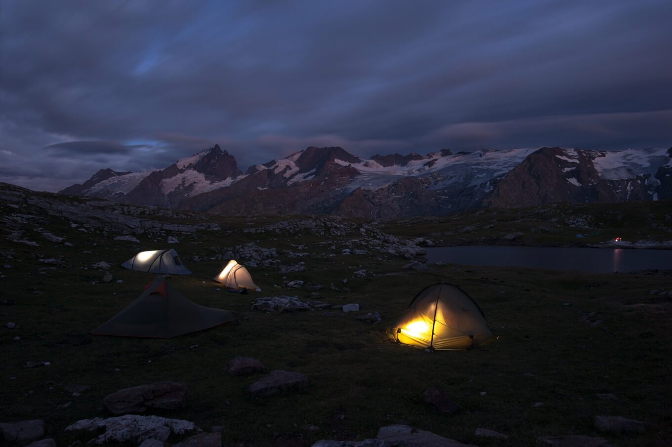 Randonnée itinérante sur le plateau d'Emparis et le parc des Écrins - Nuit de bivouac au cœur des Écrins face à la Meije