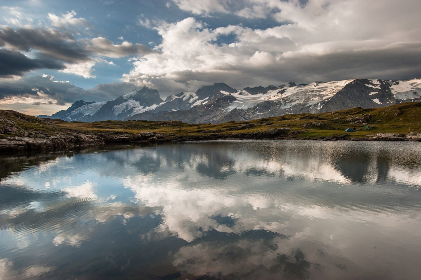 Randonnée itinérante sur le plateau d'Emparis et le parc des Écrins - Le lac Noir après le passage d’un orage dans les Écrins