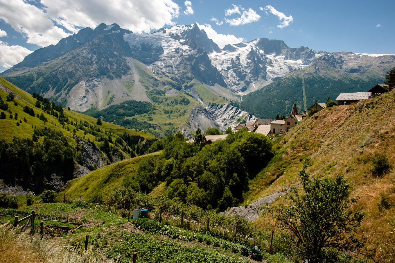 Randonnée itinérante sur le plateau d'Emparis et le parc des Écrins - Le joli village des Hières et son panorama sur la Meije