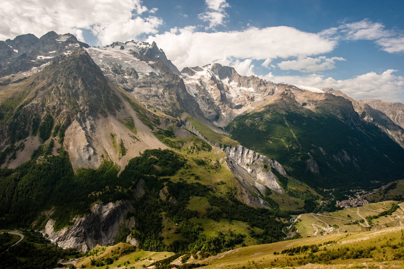 Randonnée itinérante sur le plateau d'Emparis et le parc des Écrins - Magnifique panorama sur la Meije, sommet mythique des Écrins