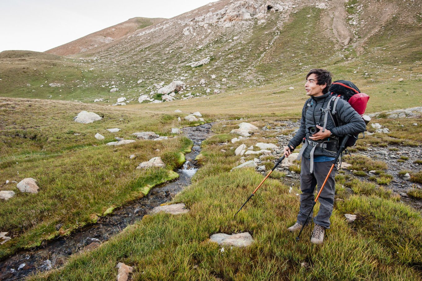 Randonnée aux Lacs de Morgon dans le Parc National du Mercantour - Tom ravi des jolies lumières matinales sort son appareil photo