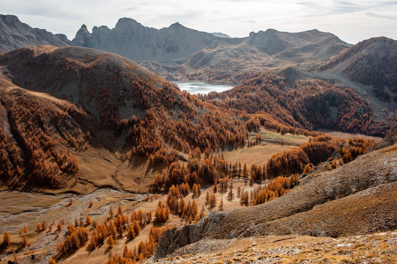 Randonnée d'automne dans les montagnes du Mercantour - Le Lac d'Allos depuis le Mont Pelat