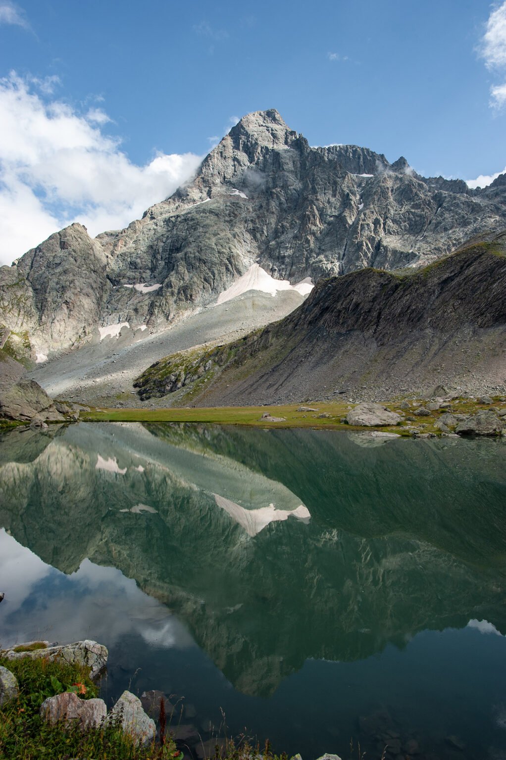 Randonnée Tour des Écrins GR54 - Magnifique panorama en miroir sur le sommet du Sirac depuis le refuge de Vallonpierre