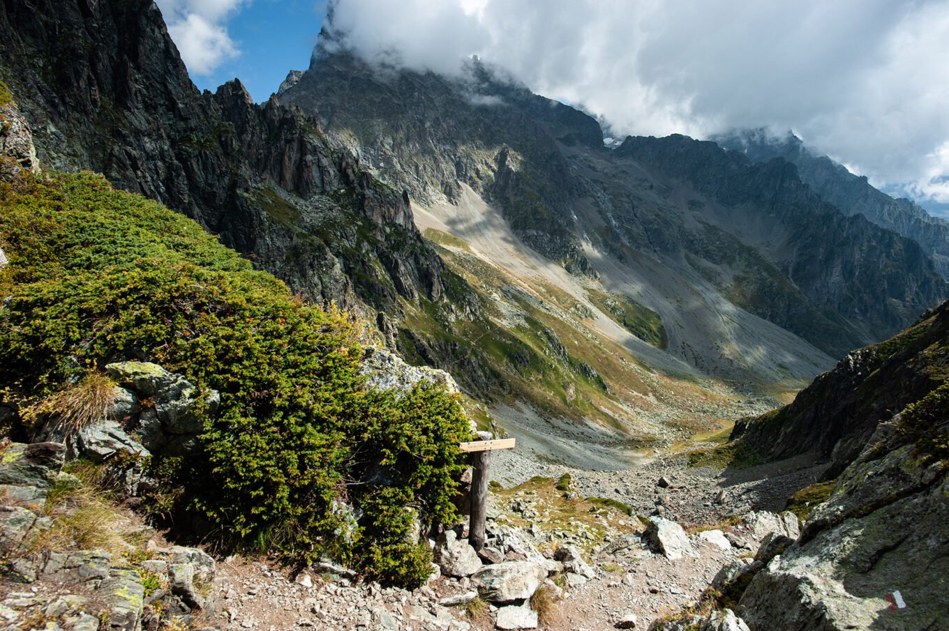 Randonnée Tour des Écrins GR54 - Le Col des Colombes face à l'Olan