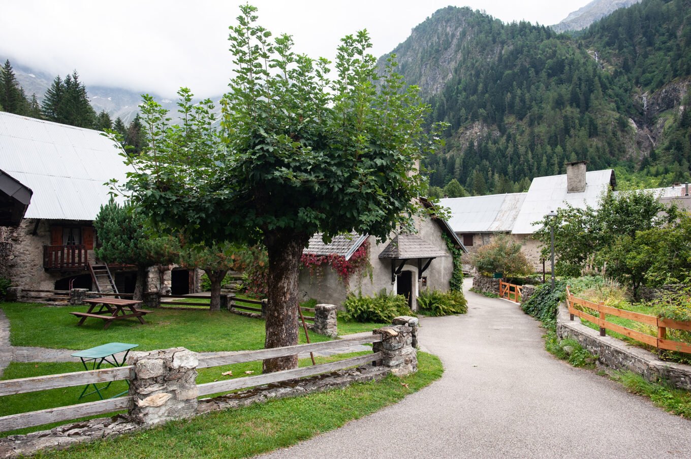 Randonnée Tour des Écrins GR54 - Le charmant village de Valsenestre