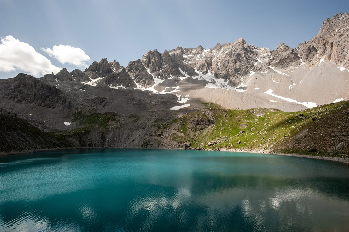 Randonnée Tour du Queyras par l'Ubaye en 9 jours - Magnifique panorama sur le lac Sainte-Anne surplombé par les Pics de la Font Sancte