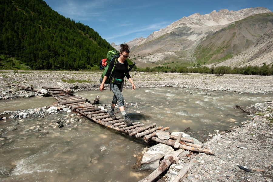 Randonnée Tour du Queyras par l'Ubaye en 9 jours - Passage du torrent en amont du Plan de Parouart