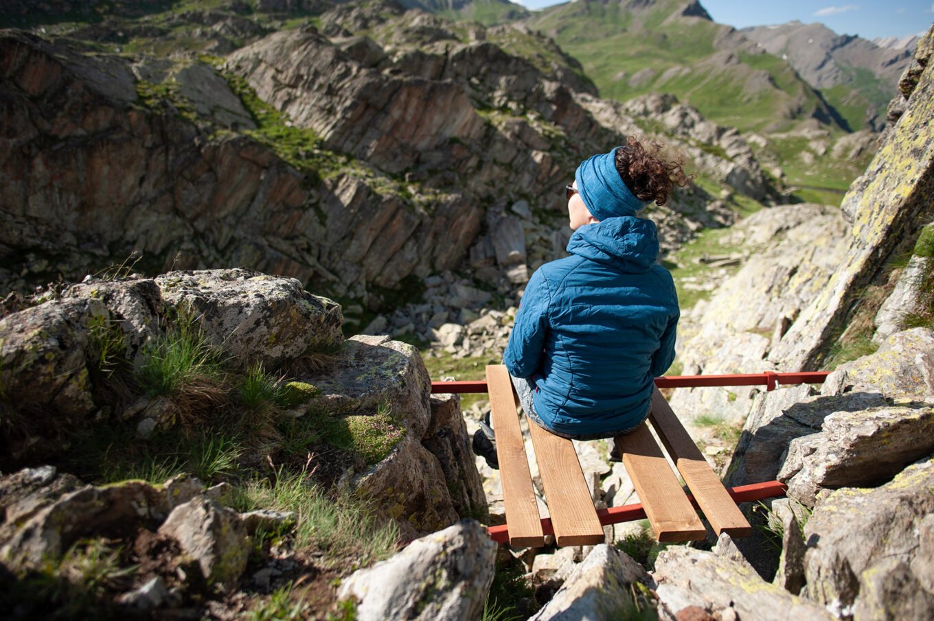 Randonnée Tour du Queyras par l'Ubaye en 9 jours - Méditation face aux montagnes au col de Longet