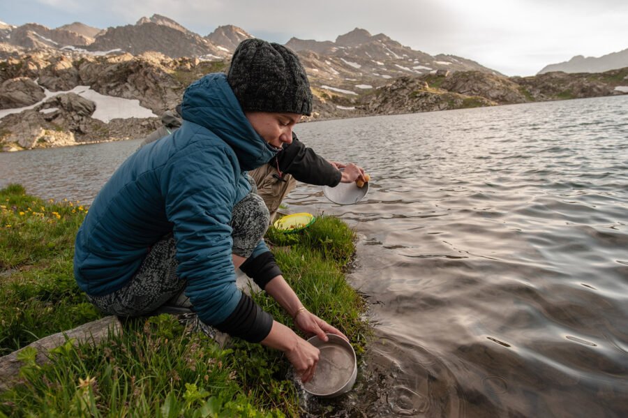 Randonnée Tour du Queyras par l'Ubaye en 9 jours - Vaisselle à l’eau froide aux lacs de Longet