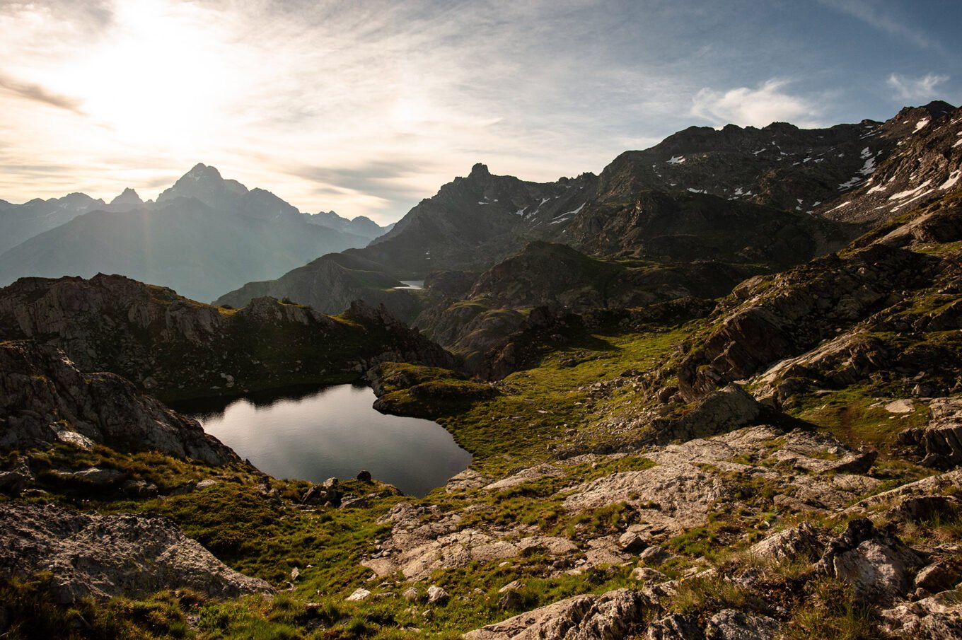 Randonnée Tour du Queyras par l'Ubaye en 9 jours - Les lacs de Longet côté italien, avec le Mont Viso en arrière-plan