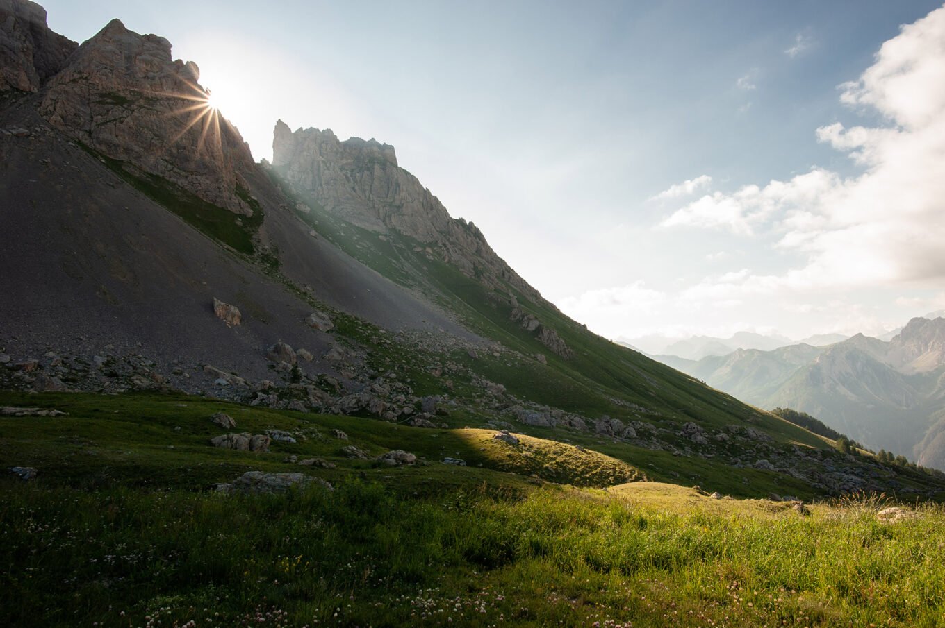 Randonnée Tour du Queyras par l'Ubaye en 9 jours - Lever de soleil sur l’alpage de Furfande