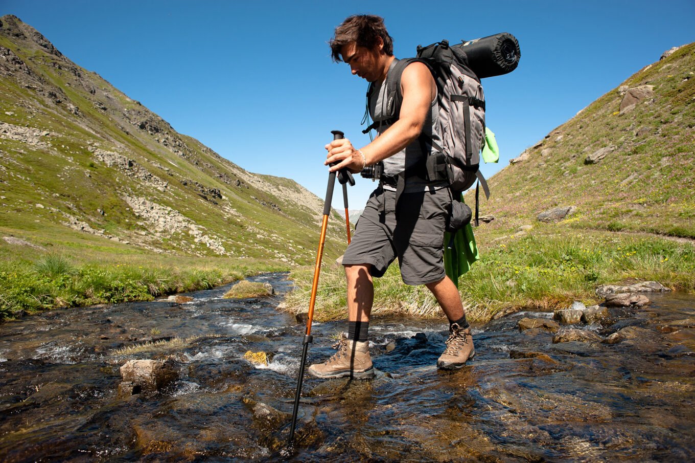 Randonnée Tour du Mont Thabor - Tom franchit le torrent du col des Marches