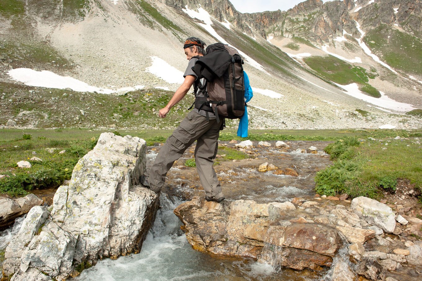 Randonnée Tour du Mont Thabor - Xavier franchit le torrent du vallon du Peyron