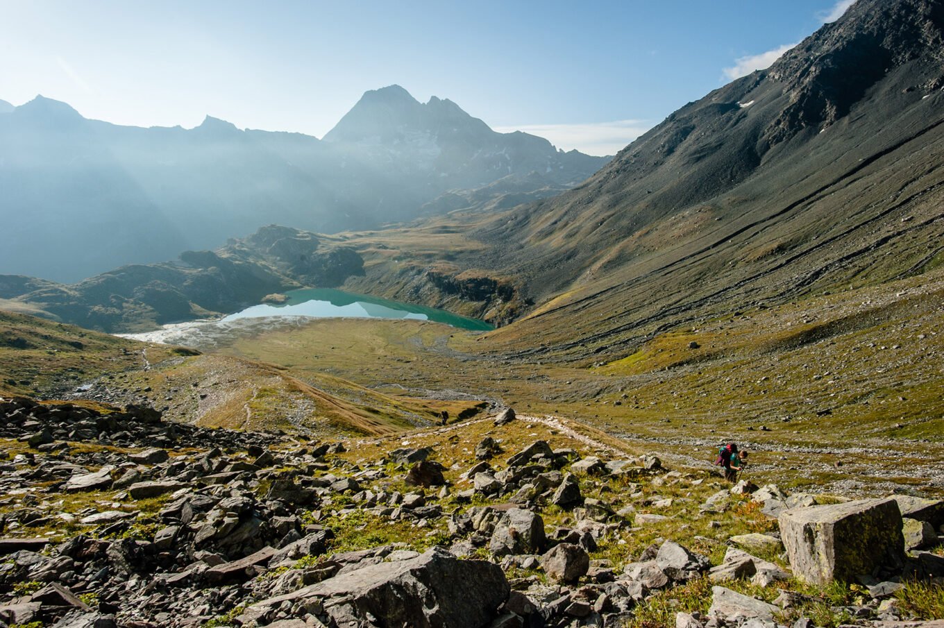 Randonnée itinérante traversée des la Vanoise en 6 jours - L’ascension du Col du Soufre offre un joli point de vue sur le Lac Blanc et la Pointe de l’Échelle